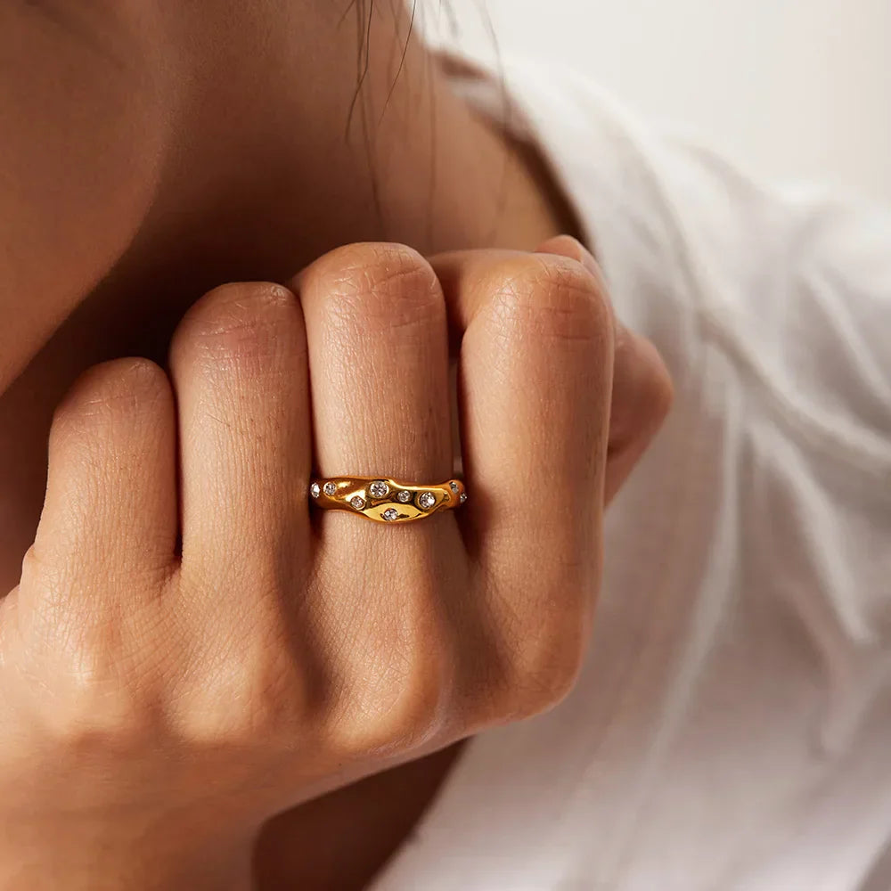 Luxurious Diamond Gold Engagement Ring - Halri