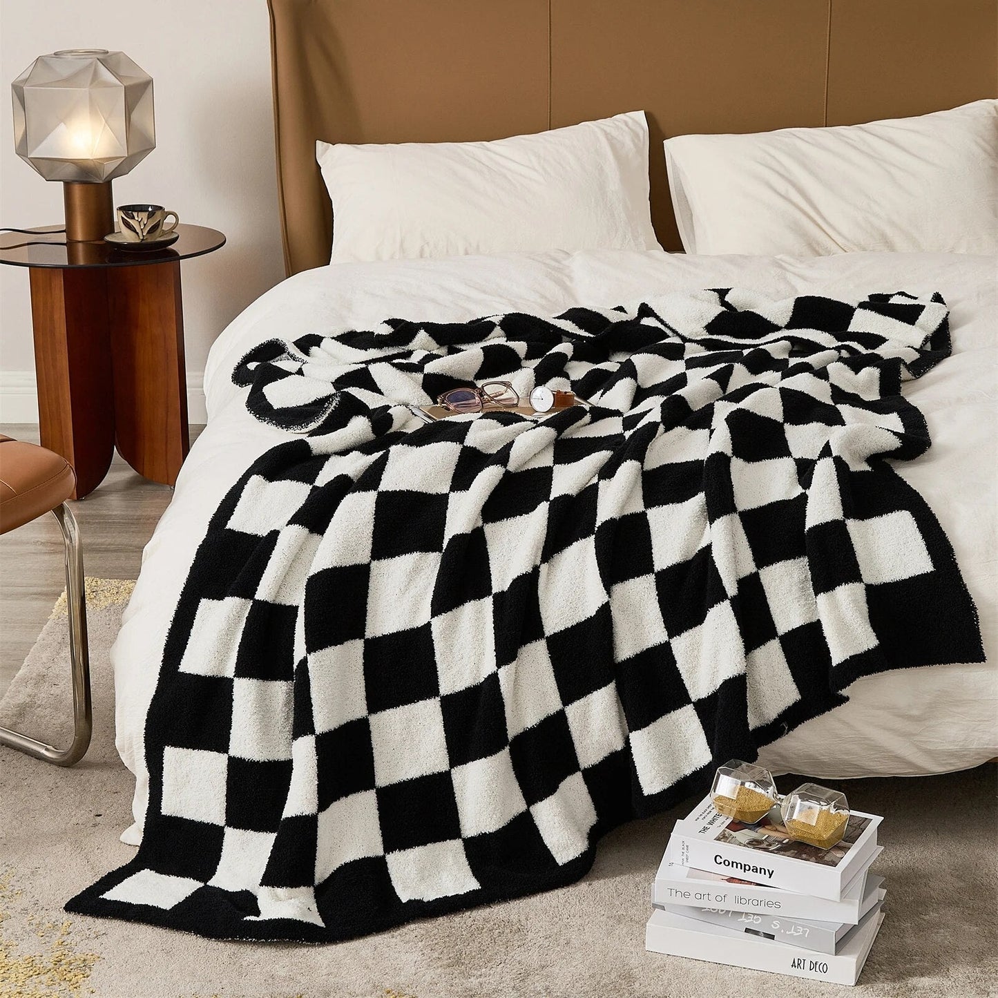 Cozy Checked Throw Blanket with Plaid Design