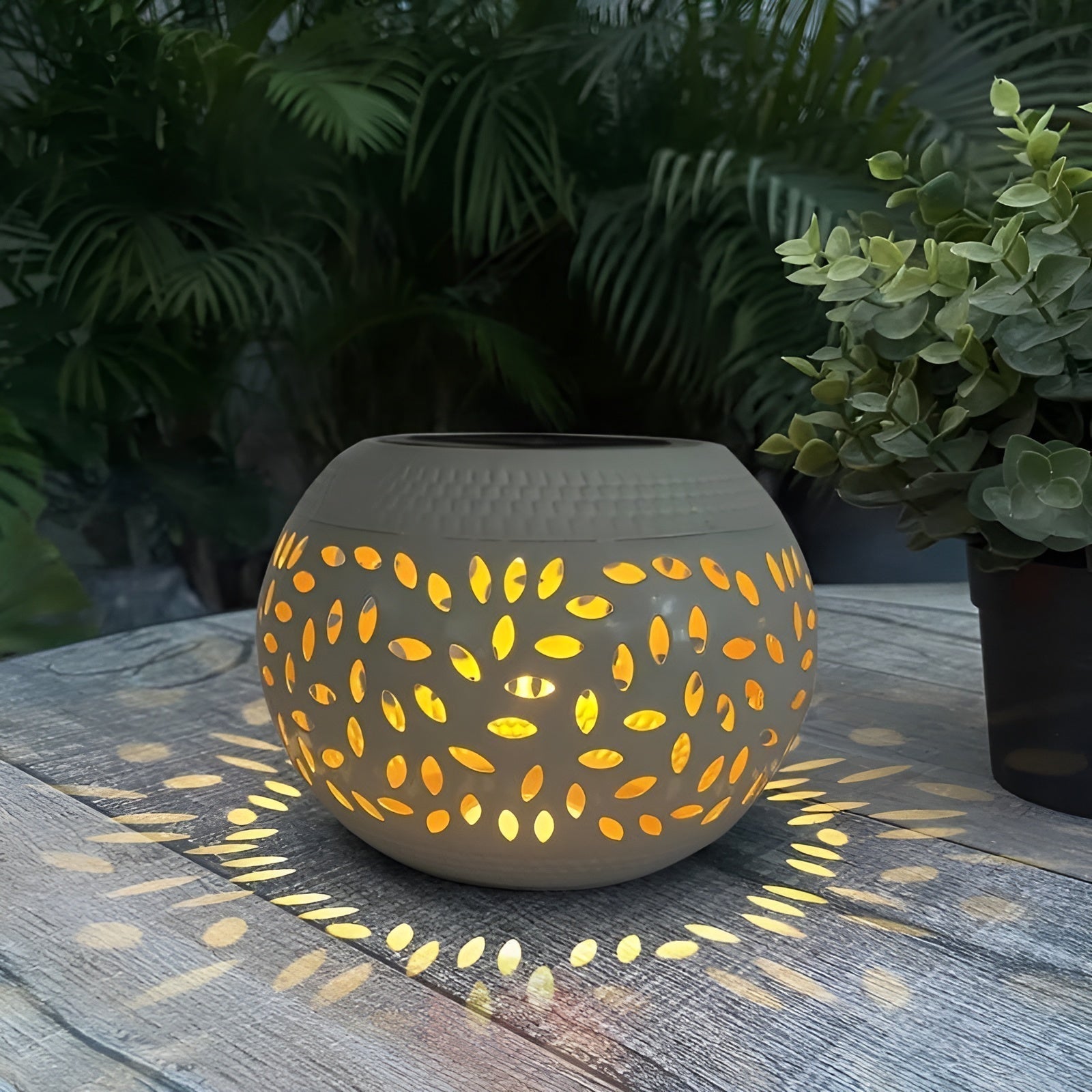 Beautiful Solar Spot Garden Light with Dots - Halri