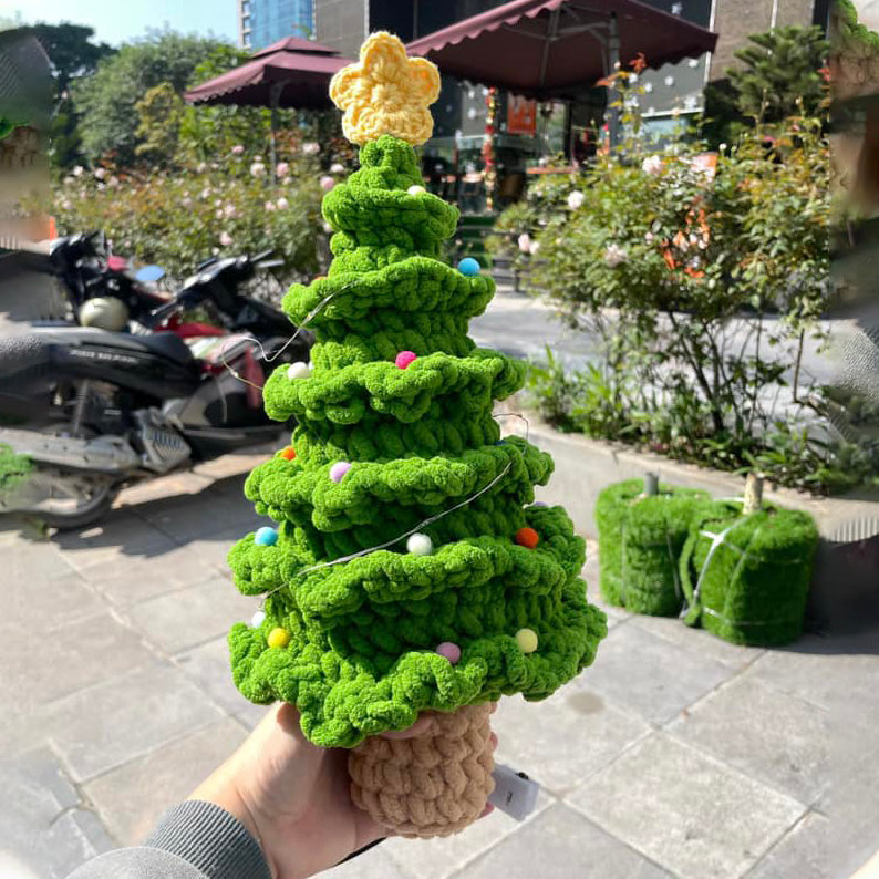Festive Holiday Christmas Tree - Halri