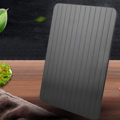Defrosting tray on a wooden surface with vegetables, text indicating ease of use and environmental benefits.