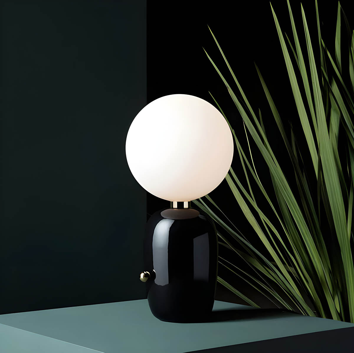 Simple Sleek Desk Lamp for Warm Lighting - Halri