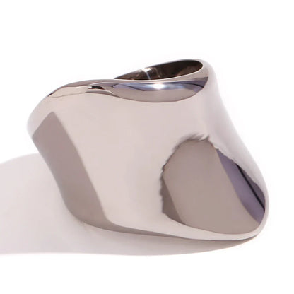 Luxurious 18k Gold Wave Pattern Ring