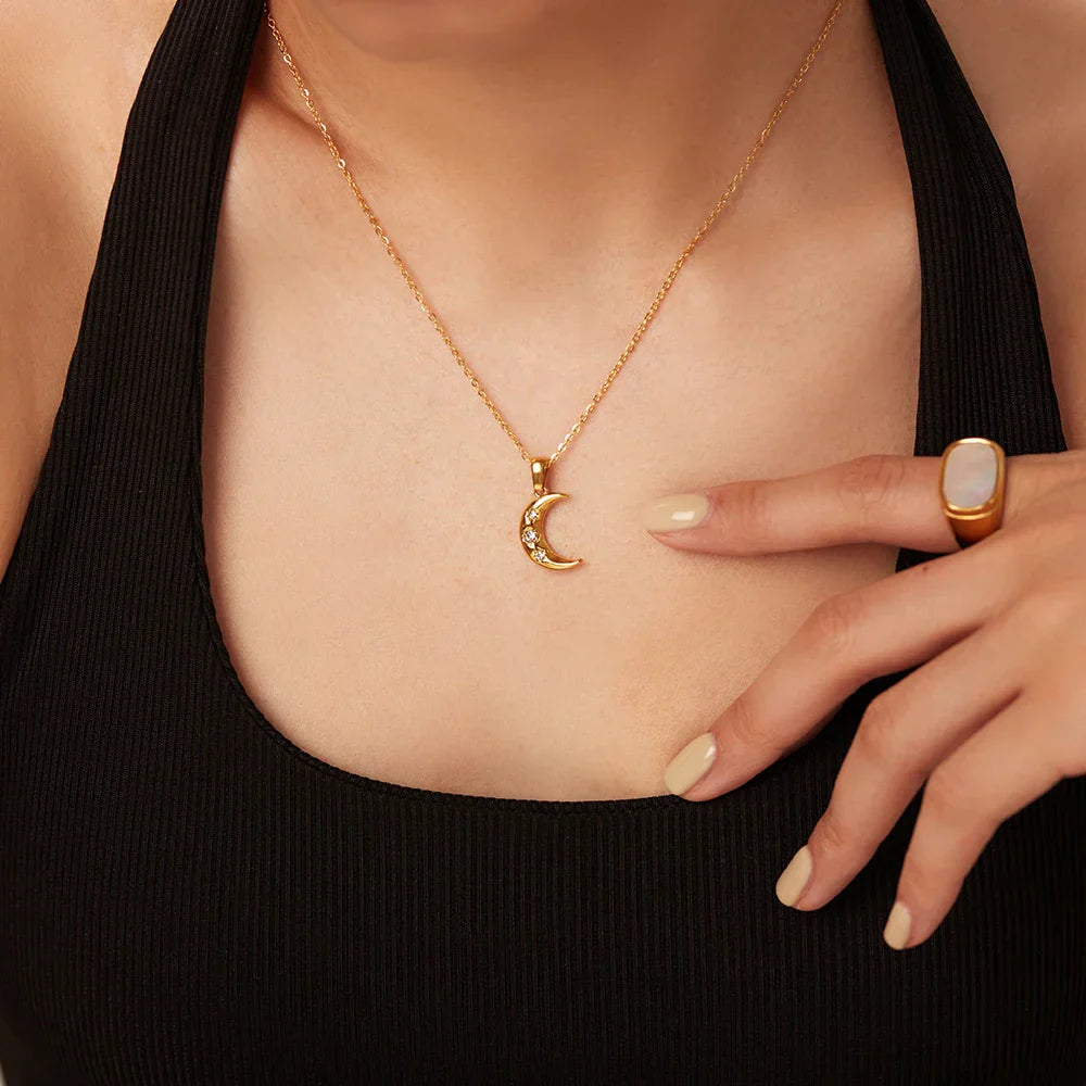 Luxurious 18k Gold Moon Diamond Pendant Necklace - Halri