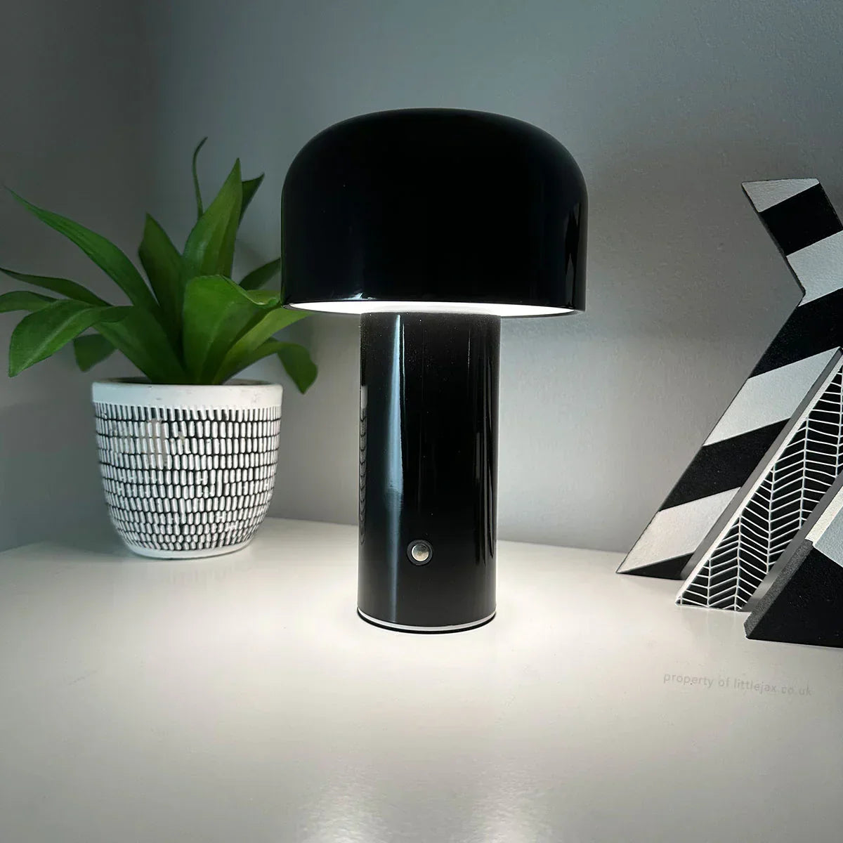 Elegant Portable Rechargeable Table Lamp - Halri