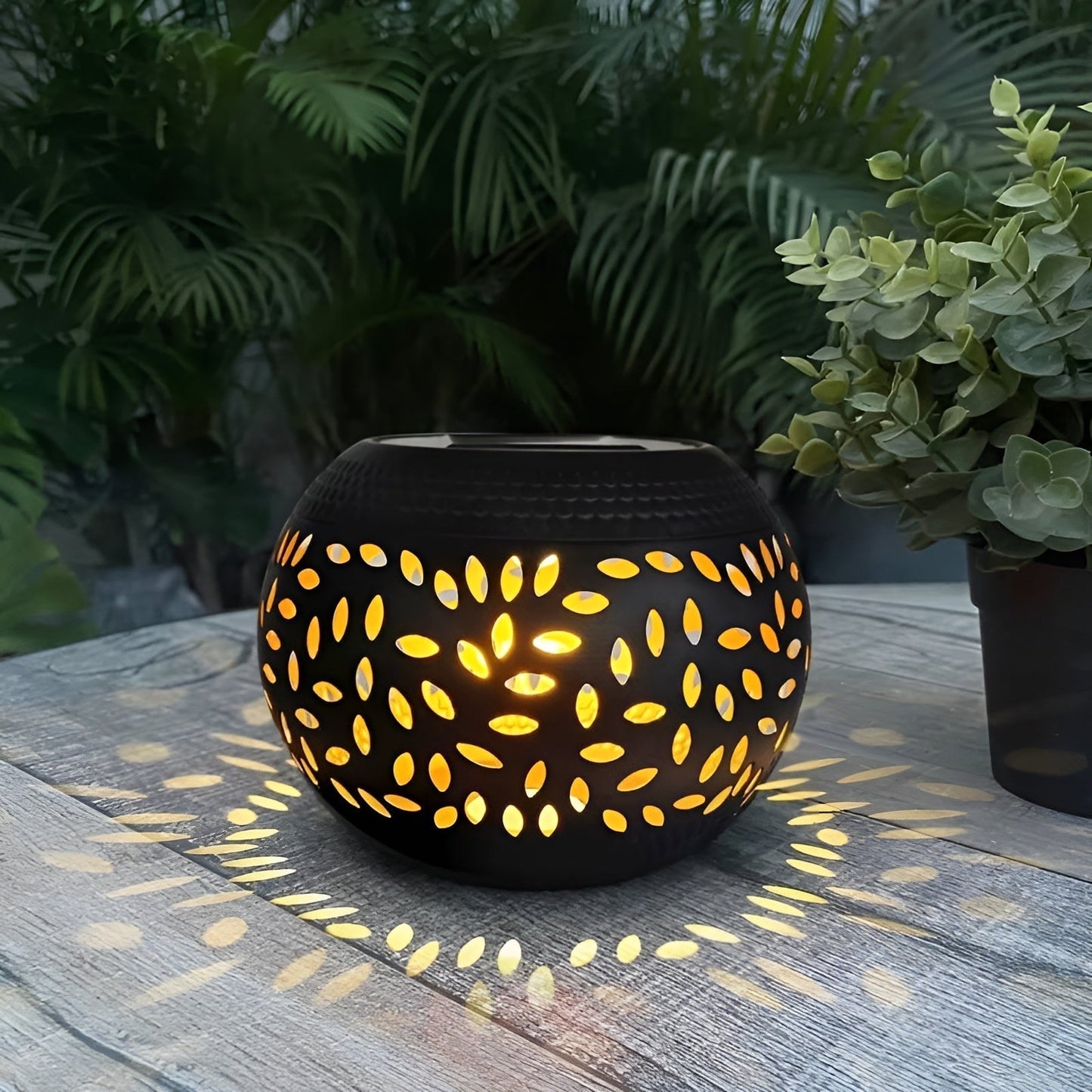Beautiful Solar Spot Garden Light with Dots