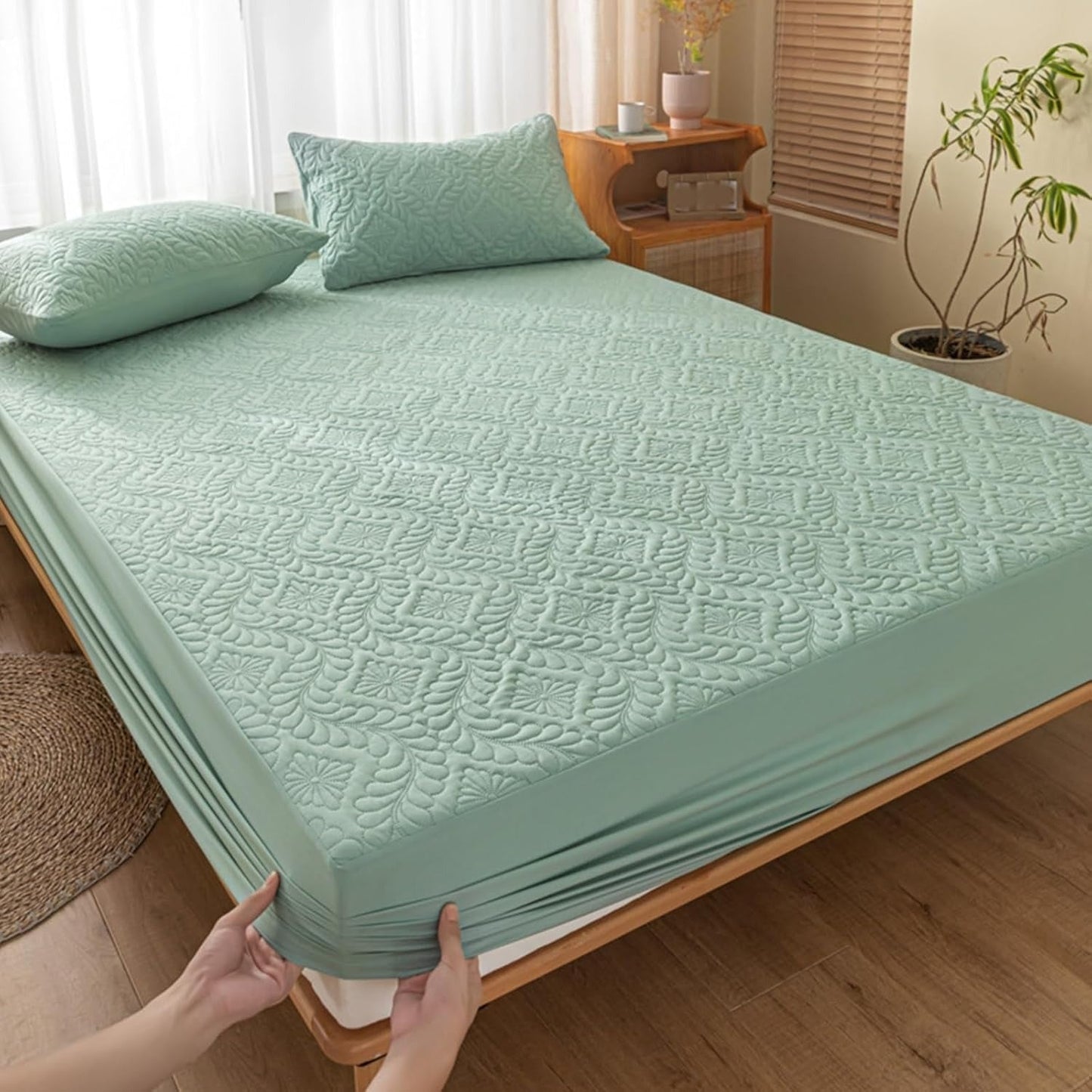 Breathable Fitted Mattress Cover - Waterproof Bed Protector - Halri