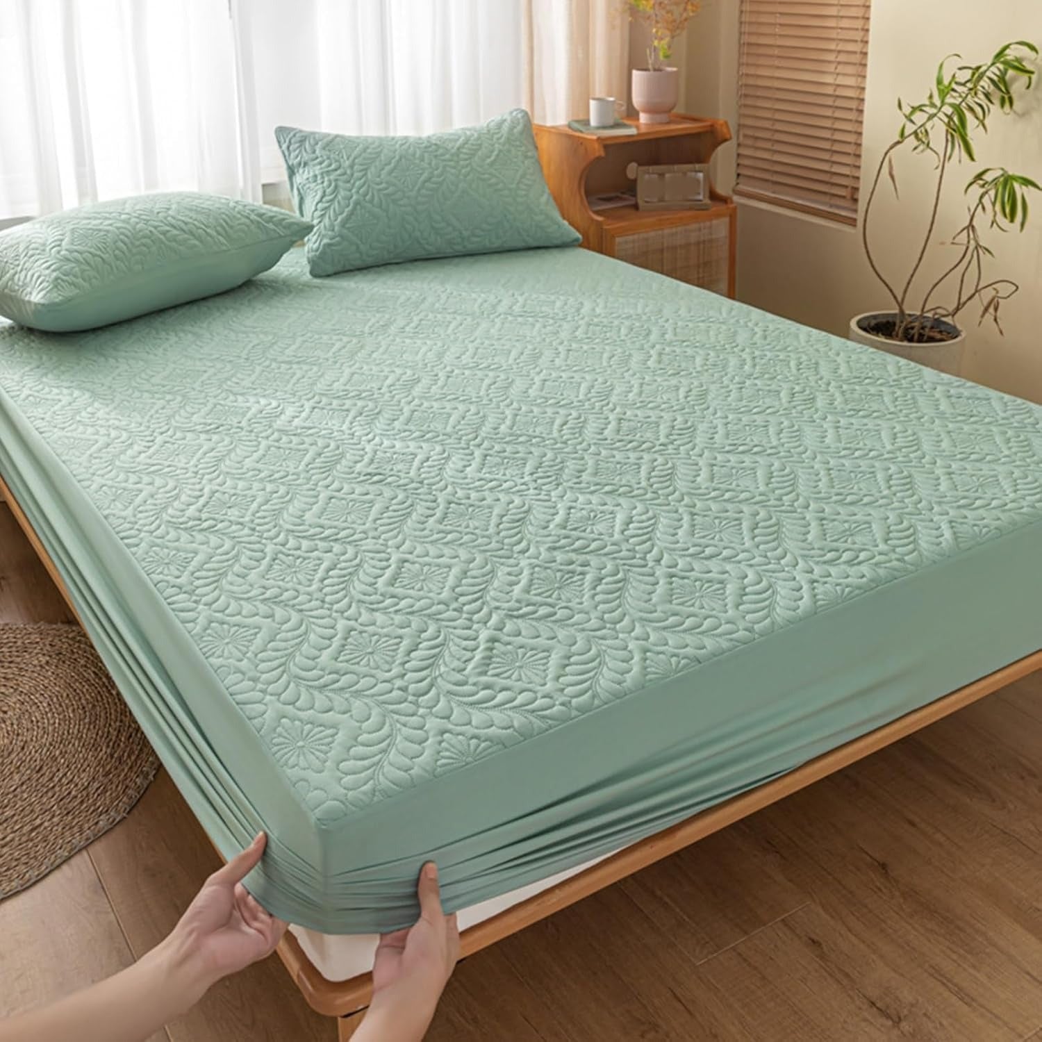 Breathable Fitted Mattress Cover - Waterproof Bed Protector - Halri