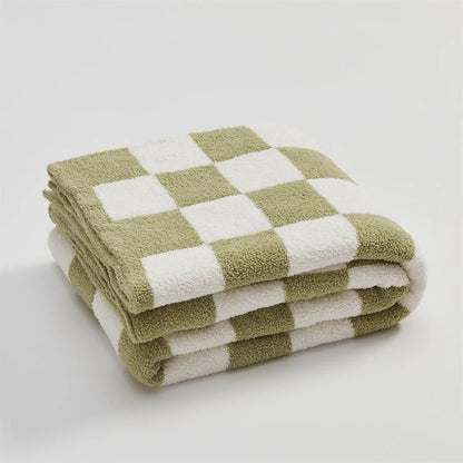 Cozy Checked Throw Blanket with Plaid Design
