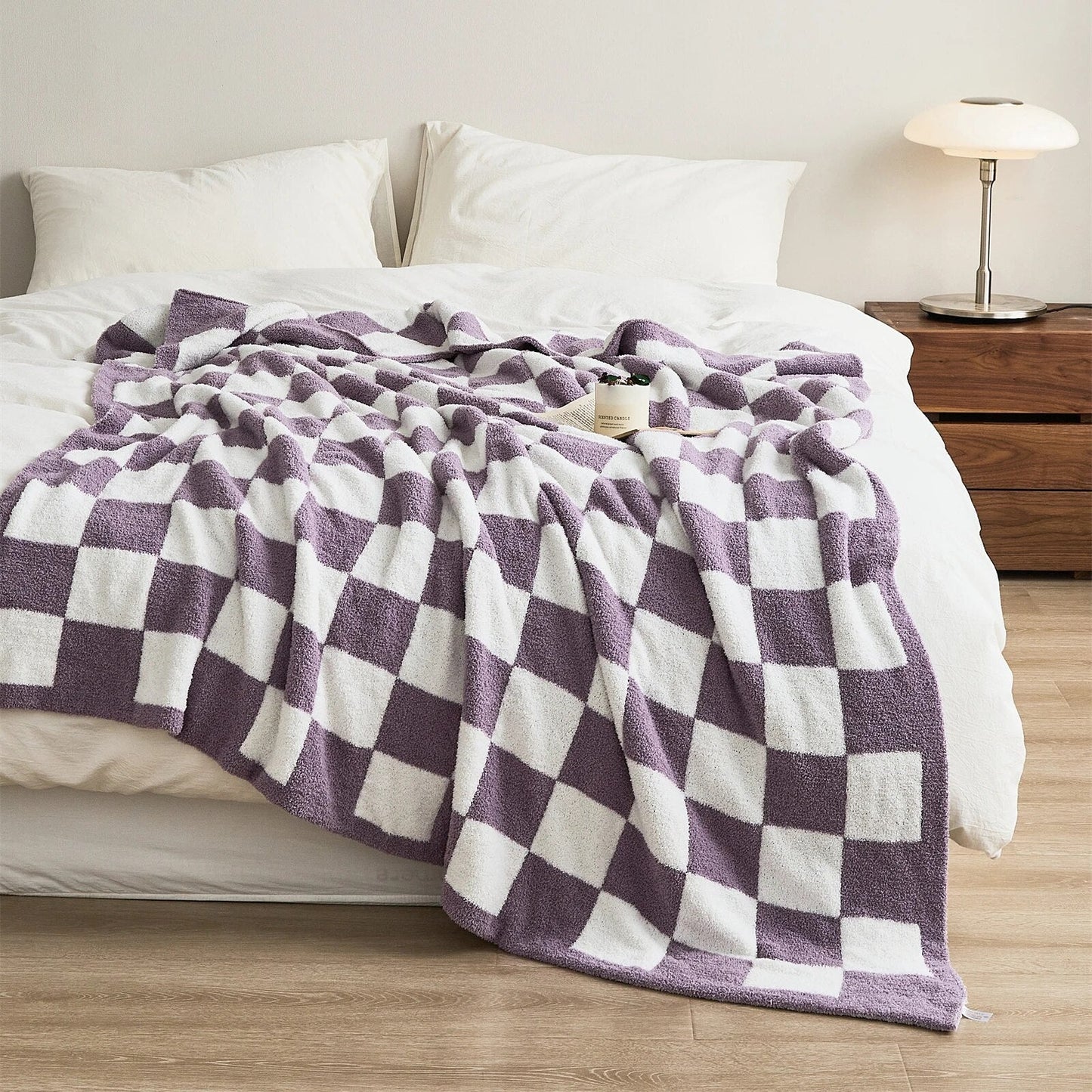 Cozy Checked Throw Blanket with Plaid Design