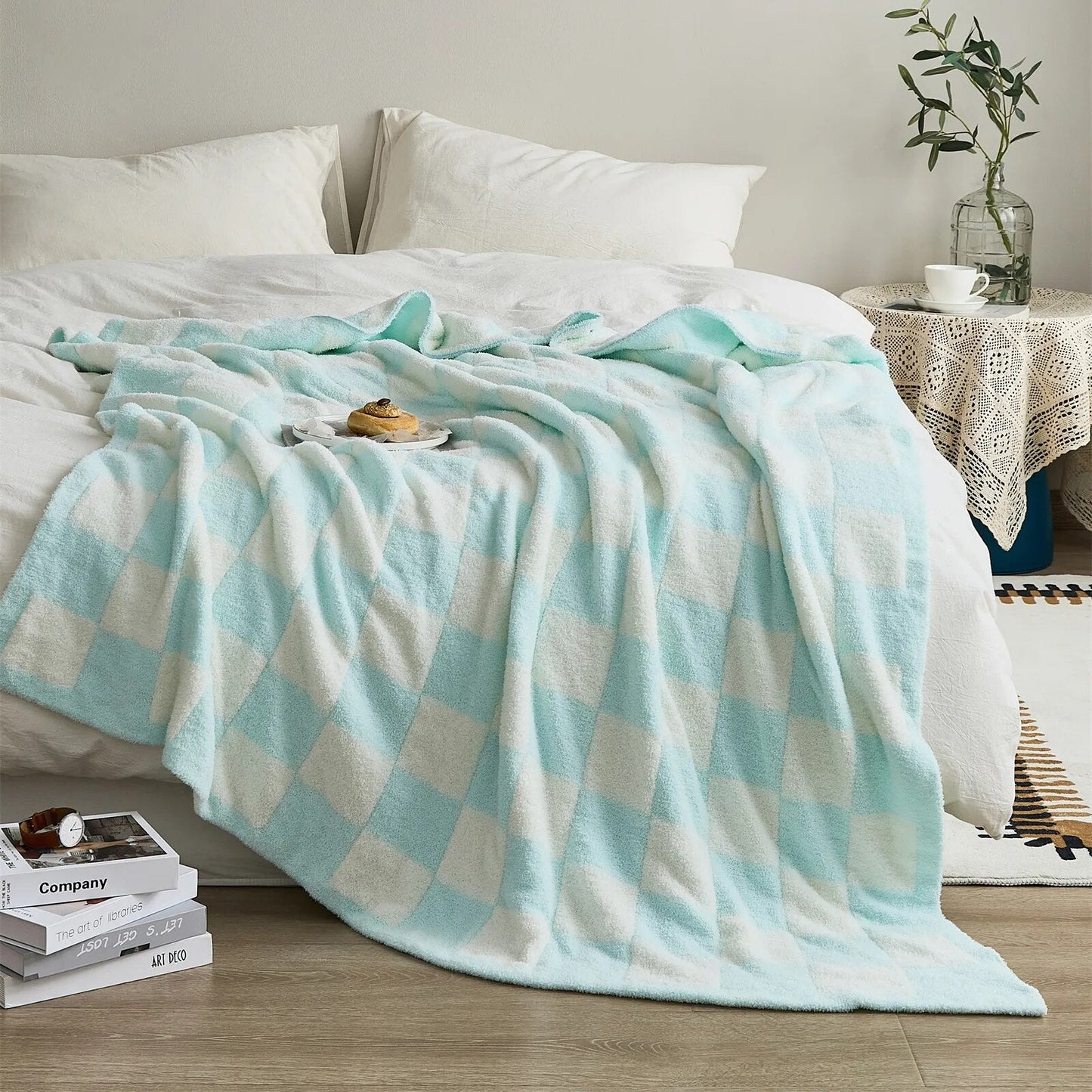 Cozy Checked Throw Blanket with Plaid Design