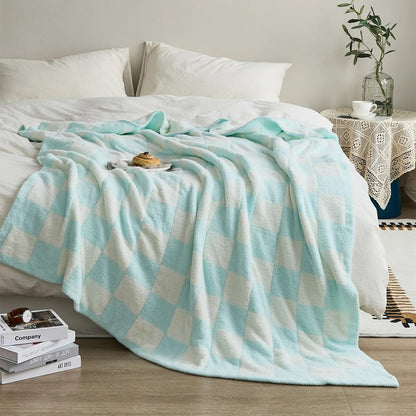 Cozy Checked Throw Blanket with Plaid Design