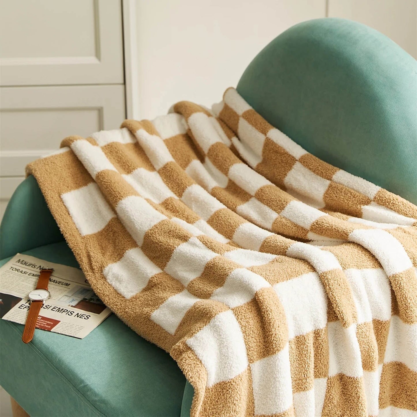 Cozy Checked Throw Blanket with Plaid Design