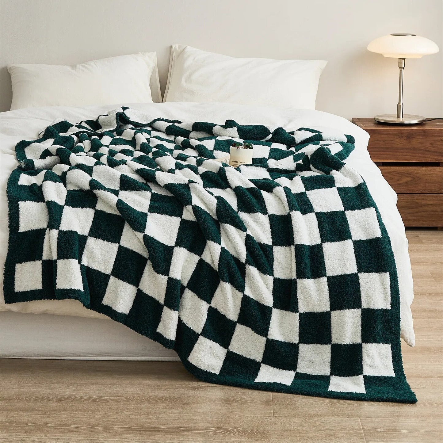 Cozy Checked Throw Blanket with Plaid Design